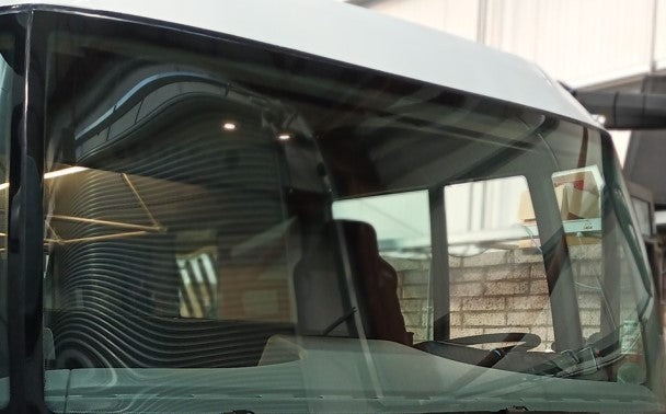 WINDSHIELD, FRONT TINTED PASS BUS-TINTED